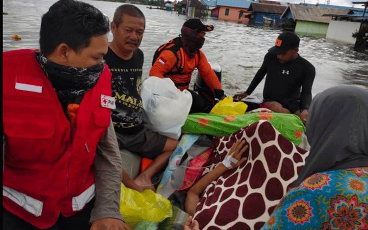 Tim PMI dan BPBD Kotim menggunakan perahu karet saat mengevakuasi warga korban banjir di Kalsel.