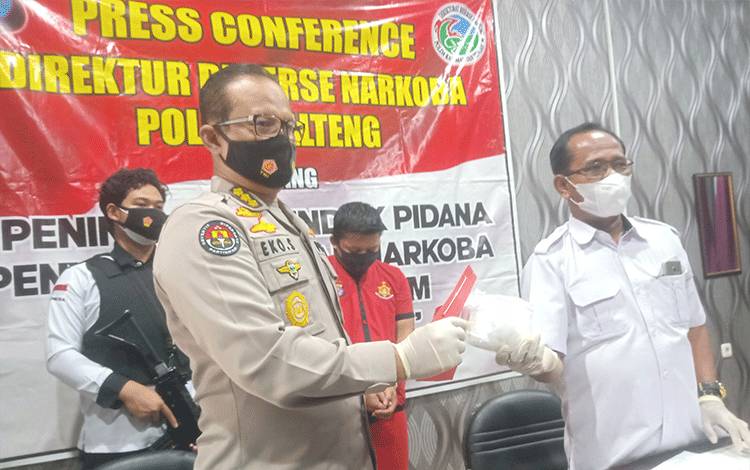 Ditresnarkoba Polda Kalteng bersama Kabidhumas menggelar press release tindak pidana kejahatan narkoba.