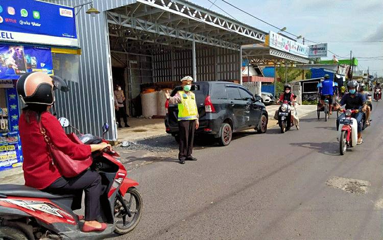 Personel Polsek Selat saat melakukan pengaturan lalu lintas di Kota Kuala Kapuas pada Selasa 19 Januari 2021.