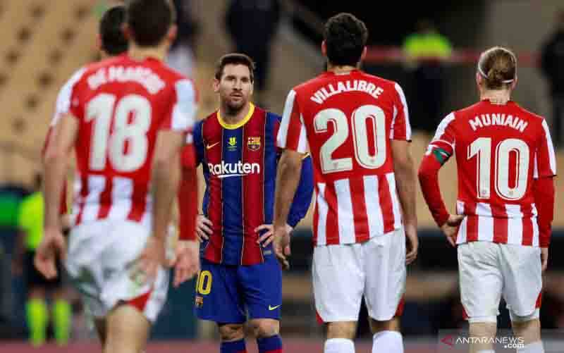 Ekspresi Lionel Messi setelah dapatkan kartu merah usai melanggar Villalibre dalam partai final Piala Super Spanyol di Estadio La Cartuja de Sevilla, Sevilla, Spanyol pada 18 Januari 2021. (foto : REUTERS/MARCELO DEL POZO)