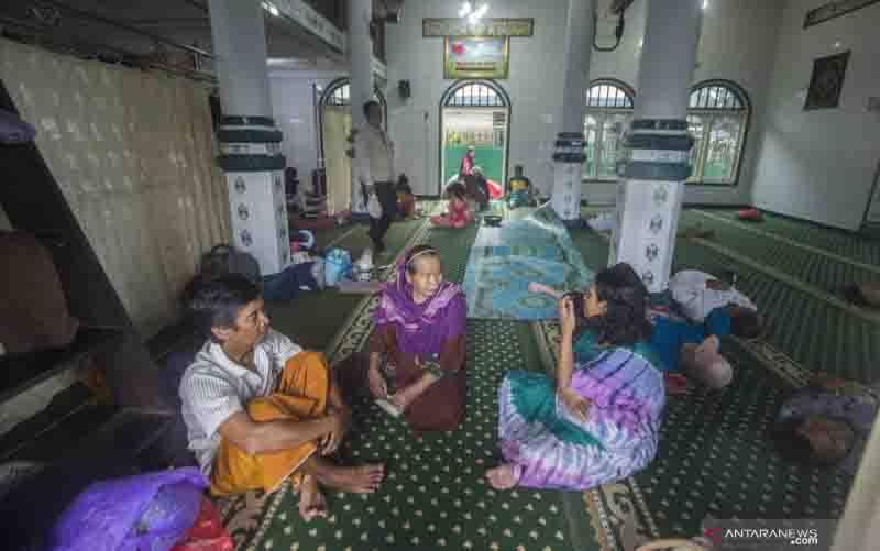 Sejumlah warga berada di musala yang dijadikan tempat pengungsian saat banjir di Desa Antasan Senor, Kabupaten Banjar, Kalimantan Selatan, Jumat (15/1/2021). (foto : ANTARAFOTO/Bayu Pratama)