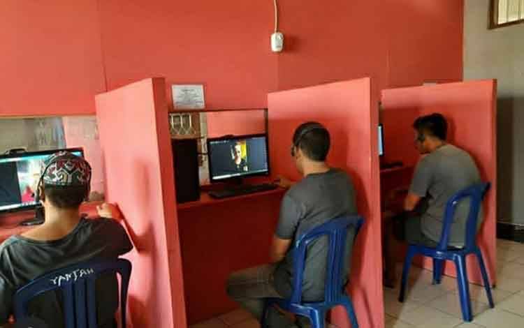 Warga Binaan Permasyarakatan saat melakukan pertemuan dengan keluarga secara online di Rutan Kelas IIB Kuala Kapuas