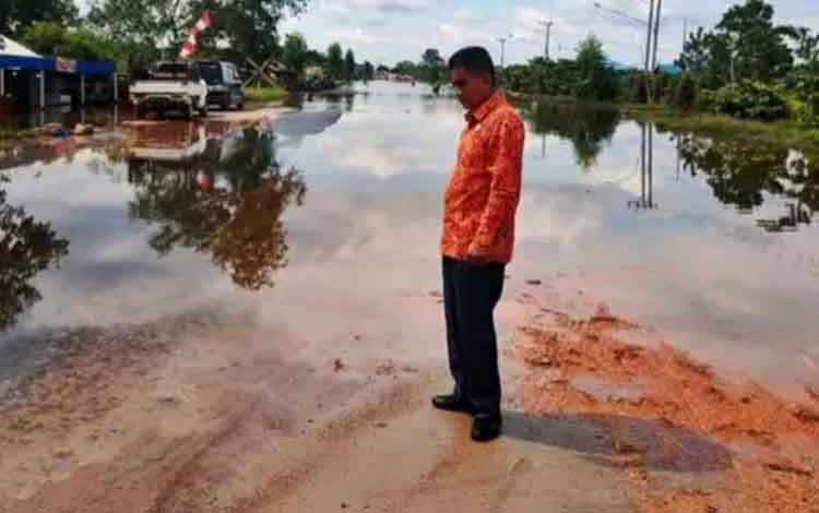 Anggota DPRD Kalteng dari Komisi IV, H Jubair Arifin saat memantau jalan Pangkalan Bun - Kolam yang mengalami kerusakan