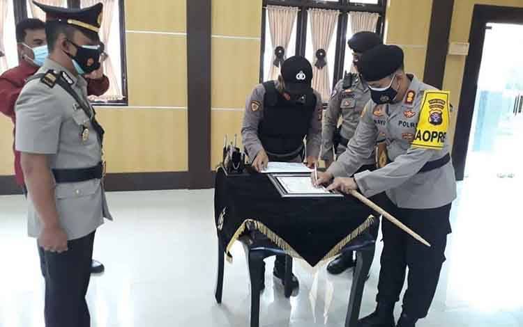 Kapolres Seruyan AKBP Bayu Wicaksono memimpin serah terima jabatan Kabag Ops