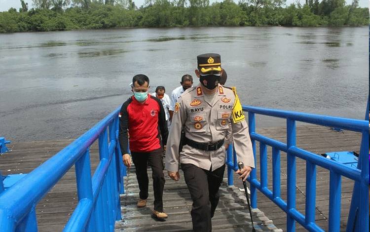 Kapolres Seruyan AKBP Bayu Wicaksono dan Kepala BPBD Seruyan mengecek kondisi debit air Sungai Seruyan.