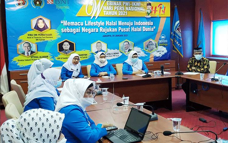 Webinar PWI-IKWI bertema "Memacu Lifestyle Halal Menuju Indonesia Sebagai Negara Rujukan Pusat Halal Dunia" pada Rabu, 20 Januari 2021.