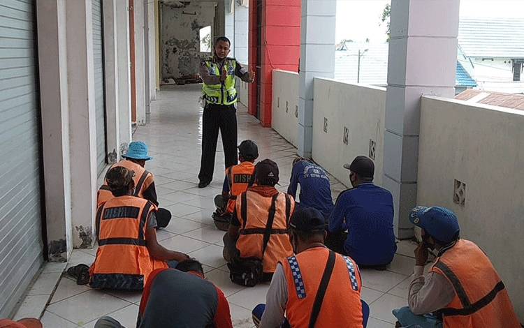 Personel Satlantas Polres Seruyan saat memberikan sosialisasi kepada tukang parkir di Kuala Pembuang