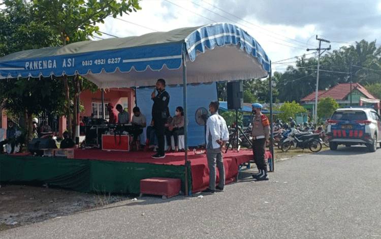 Satgas Aman Nusa Polres Gumas membubarkan kegiatan masyarakat.