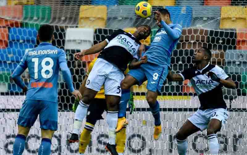 Penyerang Atalanta Luis Muriel (kedua dari kanan) sedang berduel udara pada pertandingan Liga Italia melawan Udinese yang dimainkan di Stadion Friuli, Udine, Rabu (20/1/2021). (foto : ANTARA/IPA/Sipa USA via Reuters Connect)