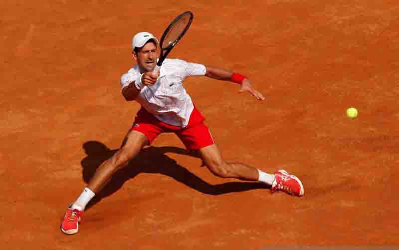 Petenis Serbia Novak Djokovic beraksi pada putaran kedua ATP Masters 1000-Italia Terbuka melawan petenis Italia Salvatore Caruso do Foro Italico, Roma, Italia, Rabu (16/9/2020). (foto : REUTERS/Clive Brunskill/FOC/djo)