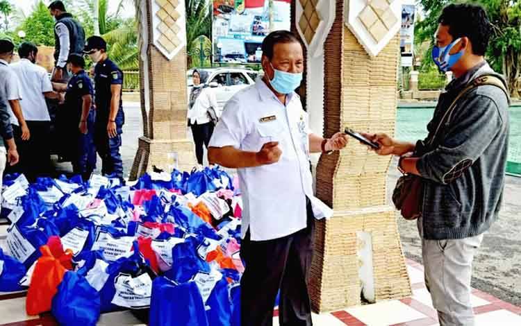  Sekda Barito Utara, Ir H Jainal Abidin saat memberikan keterangan pers terkait warga yang akan menggembok kantor Bupati Barito Utara.