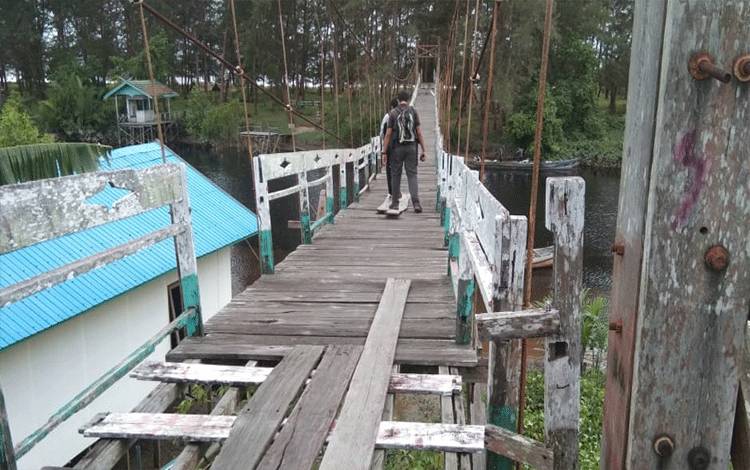 Kerusakan terjadi di beberapa bagian Jembatan Gantung Pantai Sungai Bakau