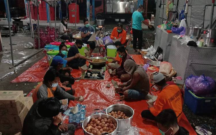 Tim relawan dapur umum Pemerintah Provinsi Kalteng berada di halaman Kantor BPBD Provinsi Kalsel.
