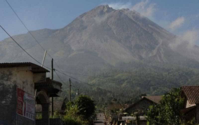 Gunung Merapi terlihat dari kawasan Selo, Kabupaten Boyolali, Jawa Tengah. (foto : ANTARA FOTO/Aloysius Jarot Nugroho)