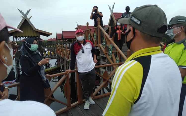 Ketua Komisi C DPRD Kota Palangka Raya, Beta Syailendra beserta rombongan saat meninjau wisata air hitam