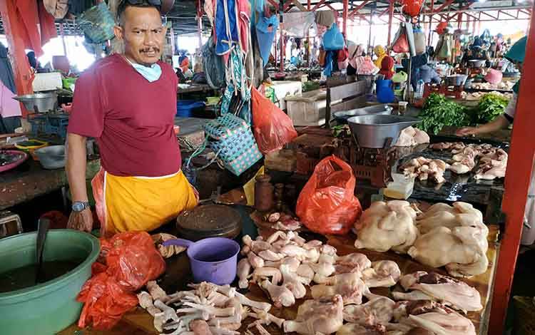 Stok dan penjualan ayam potong di Pasar Sayur dan Ikan Kuala Pembuang masih normal