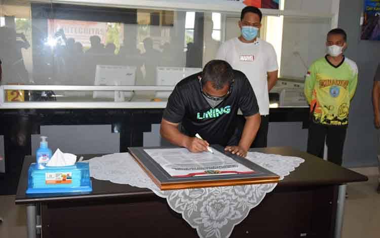 Wakil Gubernur Kalteng Habib Ismail Bin Yahya saat menandatangani piagam pencanangan pembangunan zona integritas menuju WBK dan WBBM pada Kantor Pertanahan, Kabupaten Lamandau.