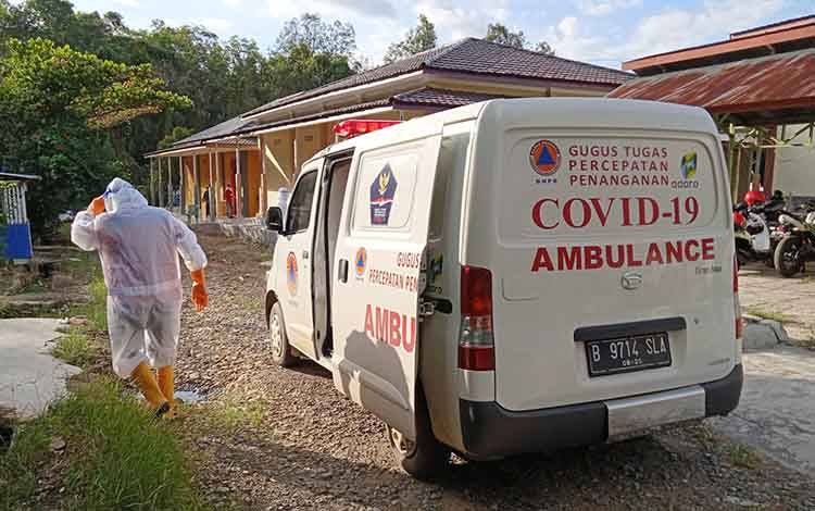 Mobil ambulans Gugus Tugas Covid-19 Barito Timur saat mengantar pasien covid-19 ke ruang isolasi.