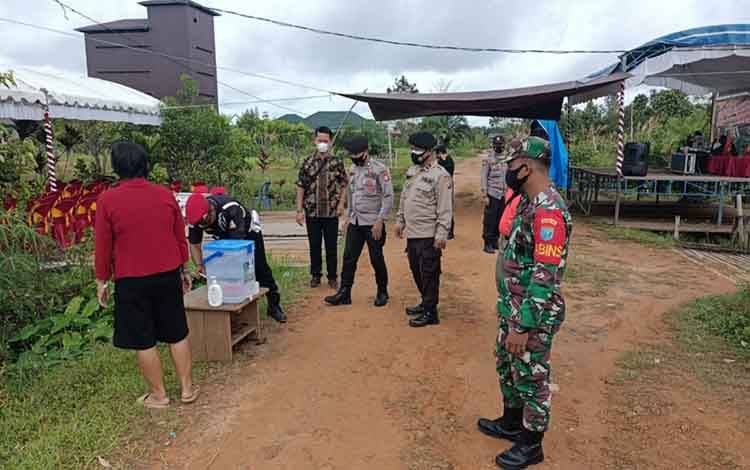 Jajaran Polsek Katingan Tengah bersama anggota Koramil Tumbang Samba serta pihak kecamatan melakukan sosialisasi kepada warga terkait protokol kesehatan