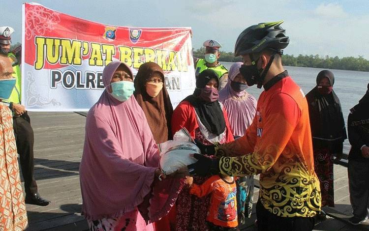 AKBP Bayu Wicaksono saat menyerahkan bantuan sembako untuk warga Desa Sungai Undang