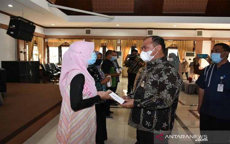 Gubernur Kepulauan Bangka Belitung, Erzaldi Rosman Djohan menyerahkan smartphone kepada penyuluh pertanian lapangan (PPL) se-Babel sebagai upaya mengoptimalkan pengembangan tanaman porang di Pangkalpinang