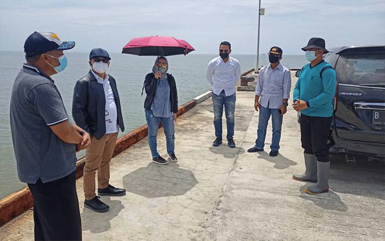 Wakil Bupati Seruyan Iswantisaat mendampingi kunjungan Kepala PT Pelni Cabang Sampit di Pelabuhan Teluk Segintung.
