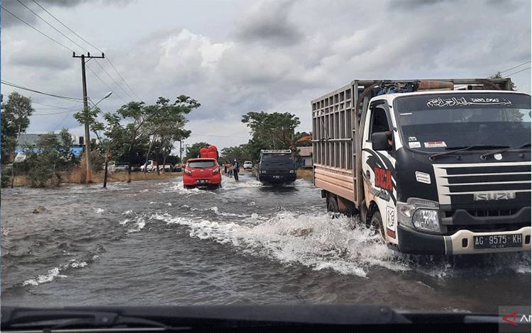 Air masih menggenang di beberapa titik di jalan poros Pelaihari perbatasan Kota Banjarbaru dan Kabupaten Tanah Laut. (ANTARA/Firman)