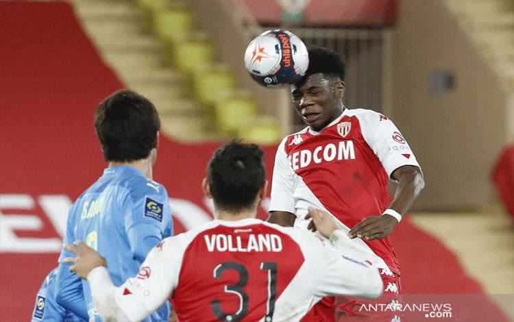 Aksi pemain AS Monaco Aurelien Tchouameni saat menyundul bola untuk membawa timnya berbalik unggul 2-1 dari Marseille dalam laga pekan ke-21 Liga Prancis di Stadion Louis II, Sabtu (23/1/2021). Monaco menang 3-1.(ANTARA/REUTERS/ERIC GAILLARD)