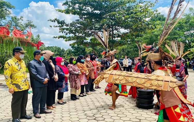 Anggota Komisi III DPRD Provinsi Kalimantan Tengah melakukan kunjungan kerja ke Kabupaten Kapuas disambut tarian khas Dayak, Kamis 21 Januari 2021