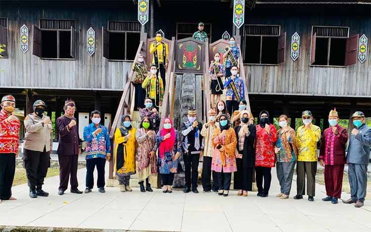 Anggota Komisi III DPRD Provinsi Kalimantan Tengah foto bersama di halaman Rumah Betang Manggatang Utus, Kabupaten Kapuas
