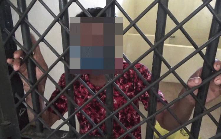 Pelaku pemerkosaan saat berada di sel Polsek Jaya Karya. 