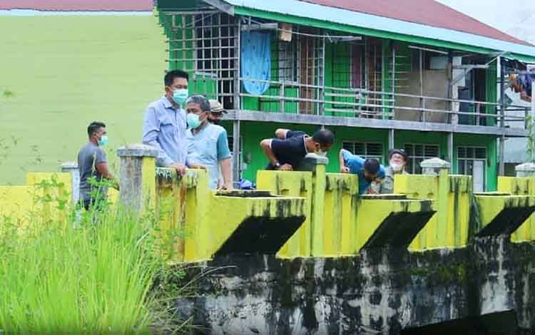 Bupati Barito Utara H Nadalsyah ketika memantau langsung proses pekerjaan pemasangan pompa air di Sungai Bengaris.