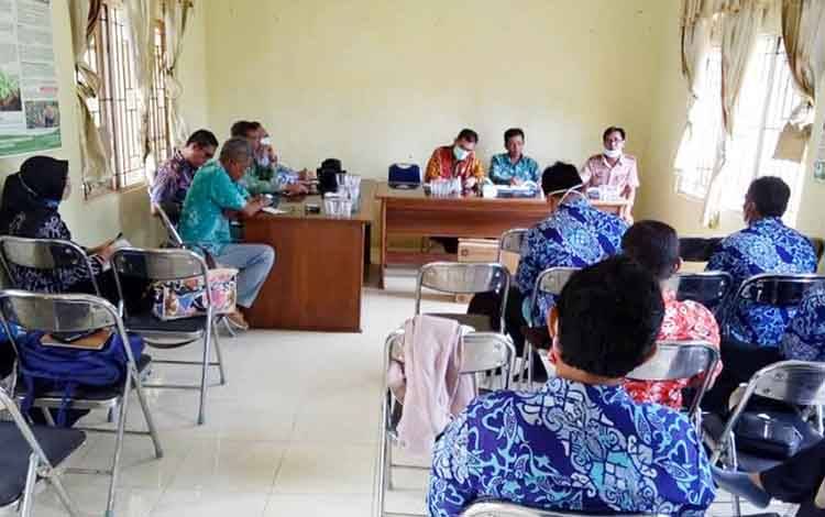 Plt Kepala Dinas Pertanian Barito Utara, Syahmiludin A Surapati saat mensosialisasikan kegiatan yang akan dilaksanakan BPP pada tahun anggaran 2021.
