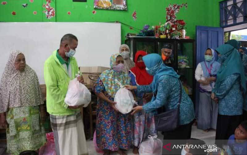TP PKK Kota Banjarmasin saat memberikan bantuan bantuan kepada para pengungsi.(foto : Antaranews Kalsel/Humas Pemkot Banjarmasin)