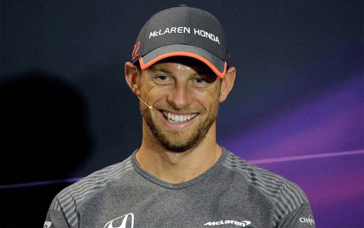 Dokumentasi - Jenson Button ketika masih menjadi pebalap tim McLaren di sesi jumpa pers Grand Prix Monako. (24/5/2017) (Reuters/Max Rossi/File Photo)