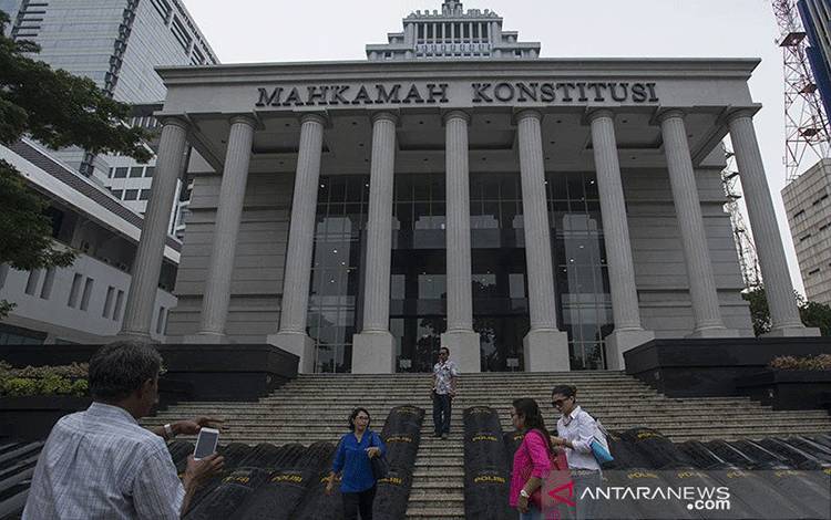 Dokumentasi - Sejumlah pendukung calon kepala daerah berfoto sela-sela berlangsungnya sidang putusan sengketa pilkada di Mahkamah Konstitusi (MK), Jakarta. ANTARA FOTO/Rosa Panggabean/kye