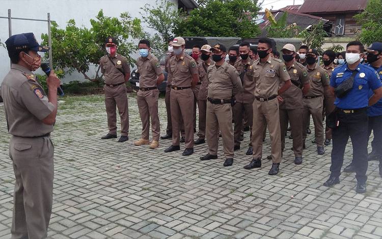 Anggota Satpol PP dan Damkar Kapuas saat melakukan simulasi penertiban pedagang, bertempat di halaman kantor Satpol PP dan Damkar setempat.