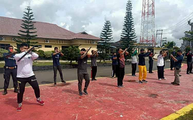 Personel Satbinmas Polres Kapuas memberikan pelatihan penggunaan tongkat dan borgol Polri ke anggota Satpam, Selasa 26 Januari 2021