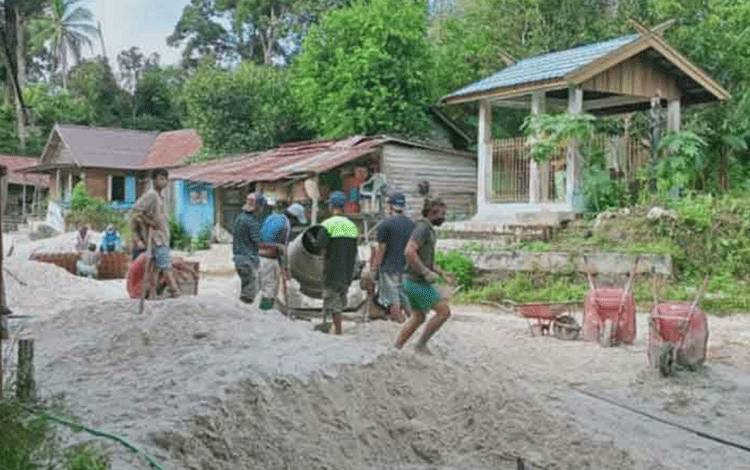 Masyarakat sedang membangunan jalan desa di Kalimantan Tengah.