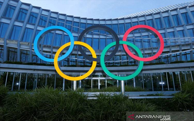 Cincin Olimpiade terlihat di depan kantor pusat Komite Olimpiade Internasional saat penyebaran penyakit virus korona (COVID-19) di Lausanne, Swiss, Selasa (26/1/2021). REUTERS/Denis Balibouse/WSJ/cfo (REUTERS/DENIS BALIBOUSE)