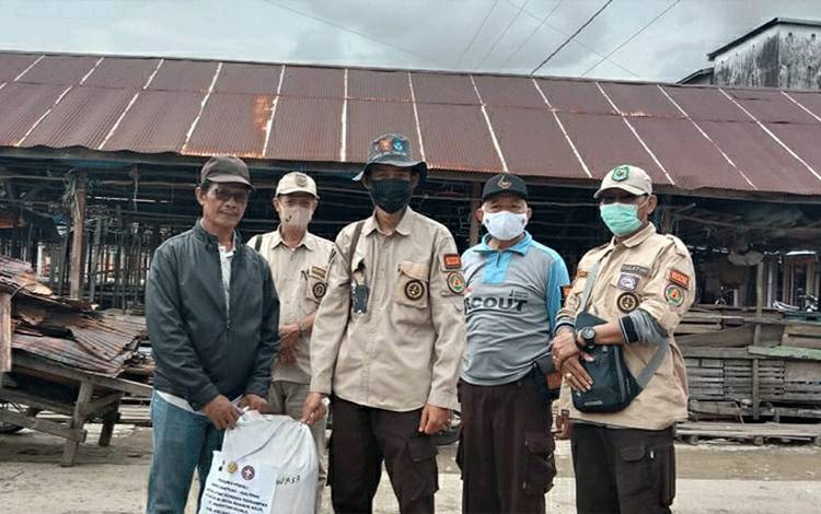 Satgas Pramuka Peduli Kwarcab Kapuas saat menyalurkan bantuan untuk korban terdampak kebakaran di Pasar Bahaur, Kabupaten Pulang Pisau.
