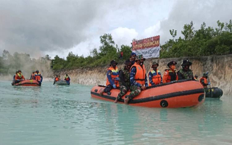 Latihan dan simulasi penanganan bencana banjir yang digelar personel TNI, Polri dan Pemkab Kobar di Danau Biru, Desa Batu Belaman, Rabu, 27 Januari 2021.