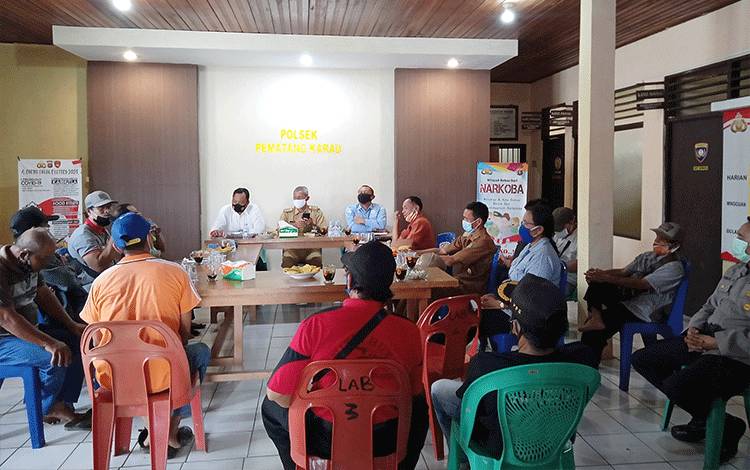 Mediasi antara warga Desa Pinang Tunggal dan Kepala Desa setempat terkait masalah uang plasma sawit.