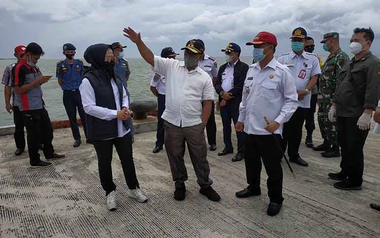 Wakil Gubernur Kalteng, Habib Ismail bin Yahya saat berkunjung ke Pelabuhan Segintung didampingi Bupati Seruyan, Yulhaidir dan wakilnya, Iswanti, Rabu, 27 Januari 2021.
