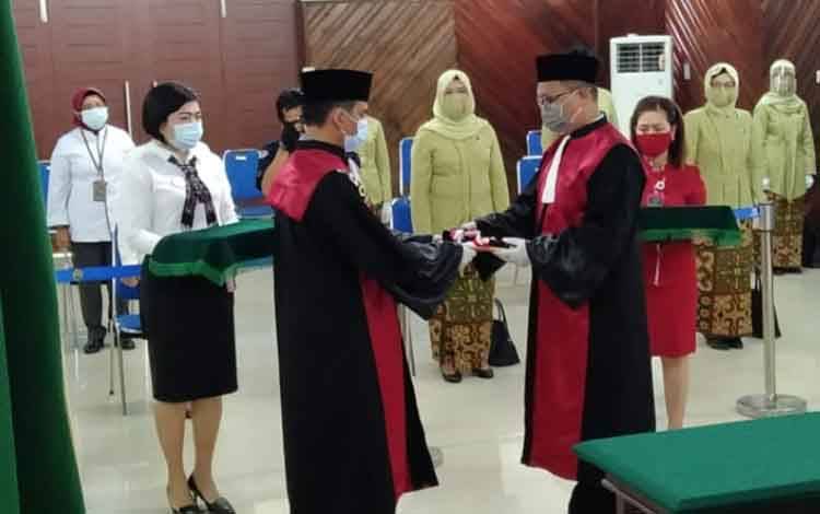 Serah terima jabatan antara Ketua Pengadilan Negeri Sampit dari AF Joko Sutrisno kepada Darminto Hutasoit, Rabu, 27 Januari 2021.