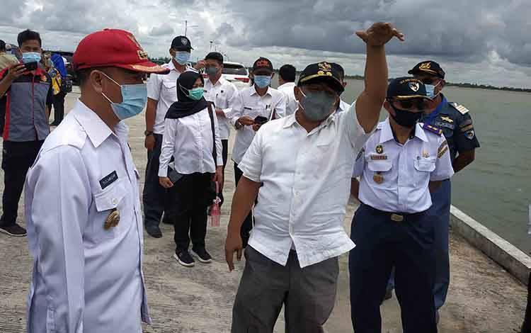 Bupati Seruyan, Yulhaidir mendampingi kunjungan Wakil Gubernur Kalteng di Pelabuhan Segintung