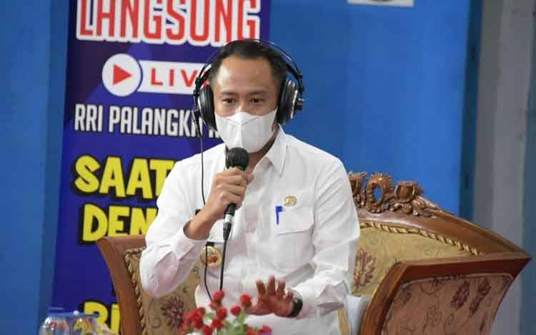 Wali Kota Palangka Raya, Fairid Naparin saat dialog di RRI Palangka Raya