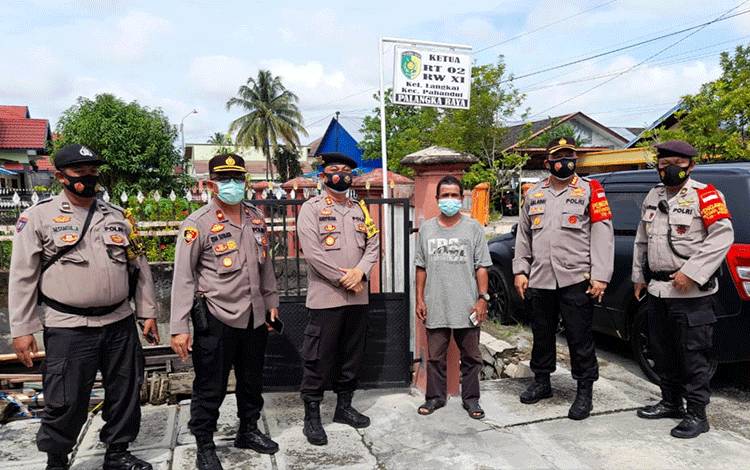 Kapolresta Palangka Raya Kombes Dwi Tunggal Jaladri bersama pejabat utama dan Bhabinkamtibmas Kelurahan Langkai menyambangi Ketua RT dalam upaya ikut peran serta menekan penyebaran covid-19.