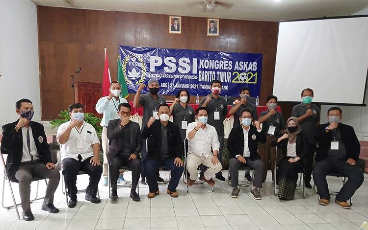 Foto bersama di sela acara Kongres Askab PSSI Barito Timur, Rabu, 27 Januari 2021.