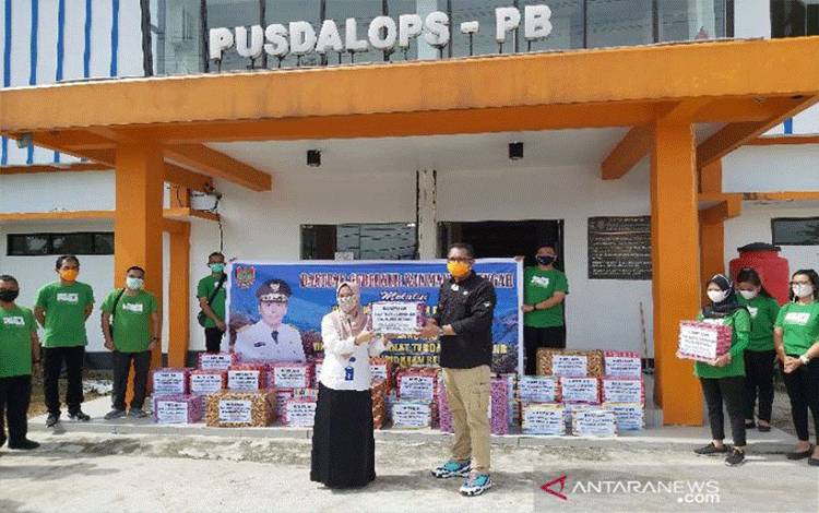 Penyerahan bantuan Dislutkan Kalteng untuk disalurkan kepada para korban terdampak banjir Kalimantan Selatan di halaman Pusdalops, Palangka Raya, Rabu (27/1/2021). ANTARA/Muhammad Arif Hidayat